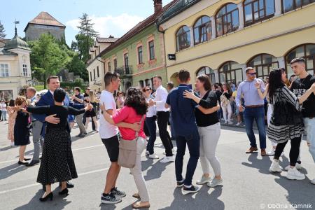 Kamnik danes v znamenju maturantske četvorke, v kateri je zaplesalo preko 200 maturantk in maturantov (106)